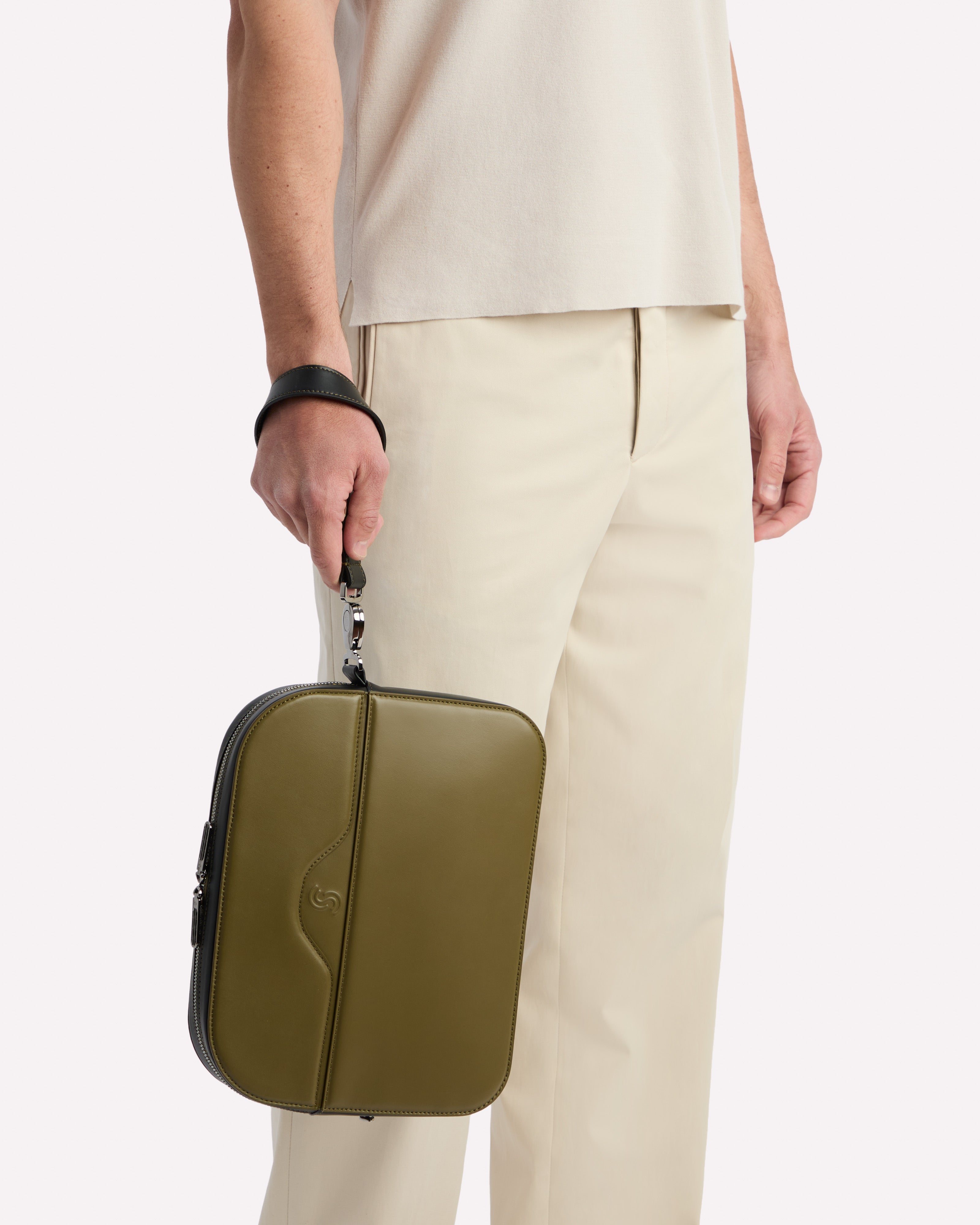 Gargano Pouch Bag Khaky & Nero - Modelshooting2